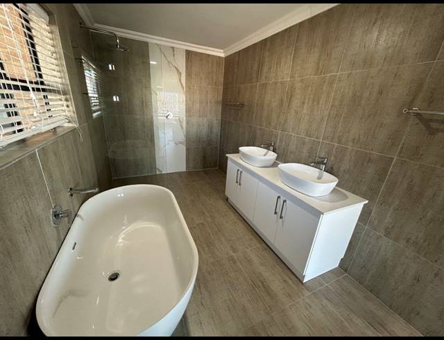 4 BEDROOM HOUSE FOR SALE IN WAVECREST